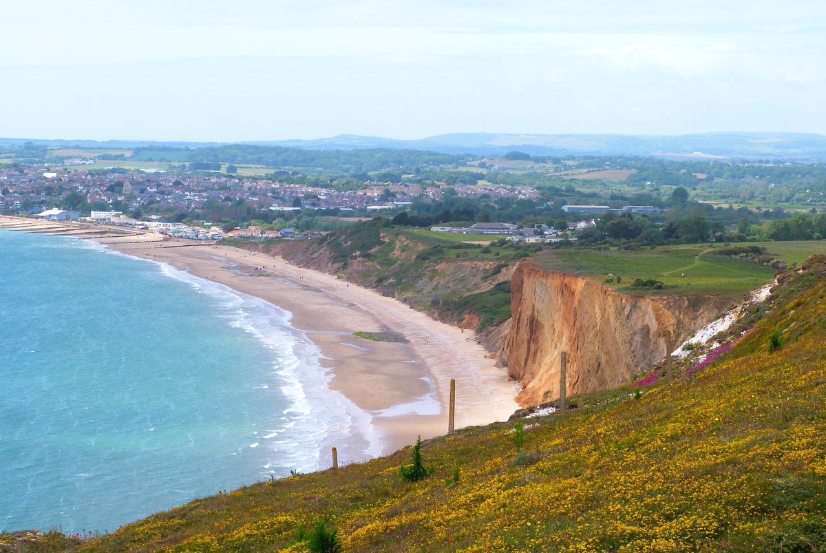 The only way to enjoy these beautiful views is to walk or cycle. 🚴 

If the distance is too far, leave the car at home and travel across the #IsleofWight with <a href="/SouthernVectis/">Southern Vectis</a> buses 🚌 or <a href="/IslandLineUK/">Island Line</a> trains!

📷 Wendy Cumner
📍 Sandown

#DriveLessSeeMore