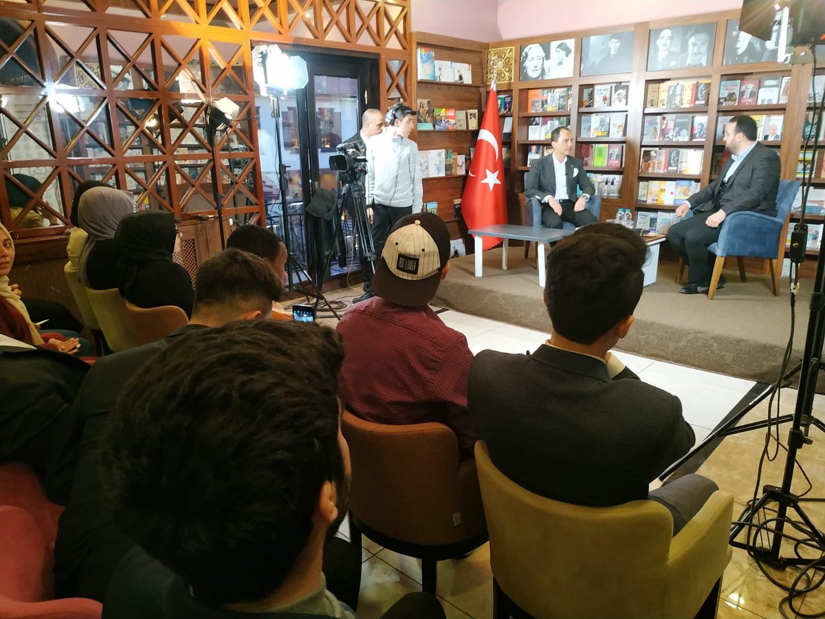 Anadolu Buluşmaları Programlarımızın Malatya durağında geleceğimizin teminatı genç kardeşlerimizle bir araya geldik. Ülkemizin geleceğine olan inancımızı güçlendiren kardeşlerimize teşekkür ediyorum.