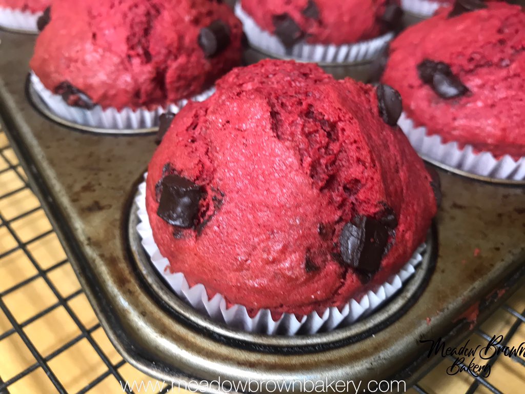 meadowbrownbake's tweet photo. #redvelvetmuffins. 😍 #meadowbrownbakery #redvelvetrecipes #easymuffinrecipes #chocolatechipmuffins #redvelvetchocolatechipmuffins https://t.co/0gfQrCKRzZ