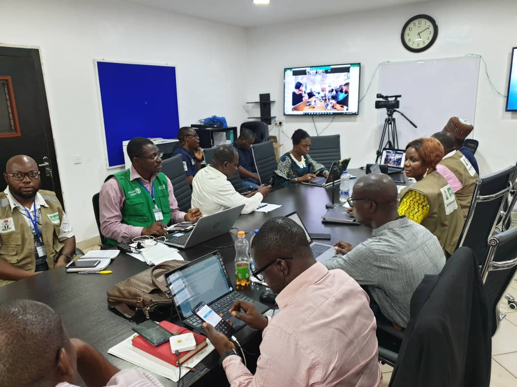 AfricaCDC's tweet photo. @AfricaCDC staff deployed to Nigeria are actively working with @NCDCgov and other partners in coordinating the country's response to COVID-19 through the Lagos State Public Health Emergency Operations Centre https://t.co/6suN9GoTMT