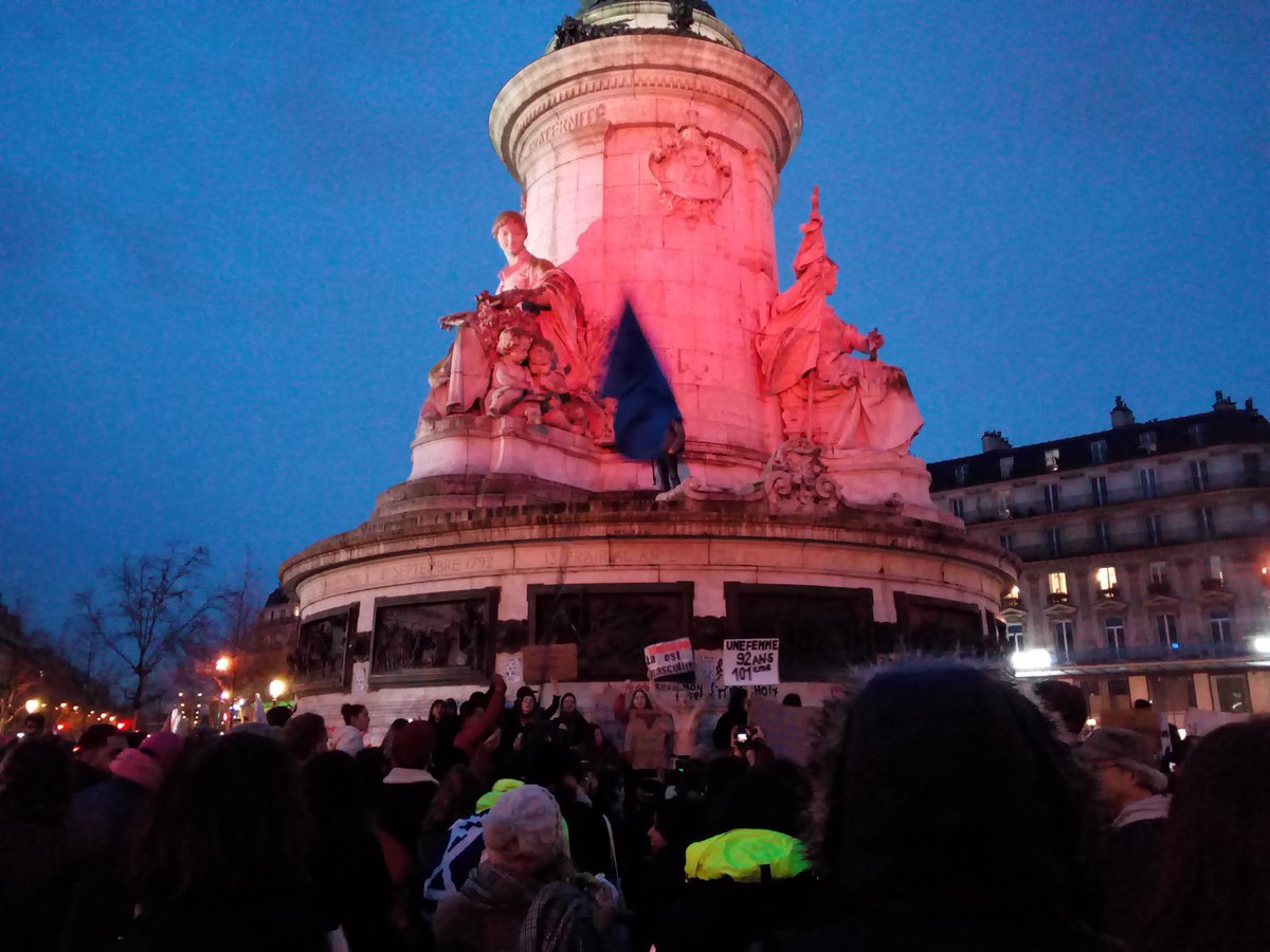 GuezennecMarine's tweet photo. 19h toujours du monde à République #8mars @womensmarchgbal #thisisglobal #Paris https://t.co/6iQm0lNOb3