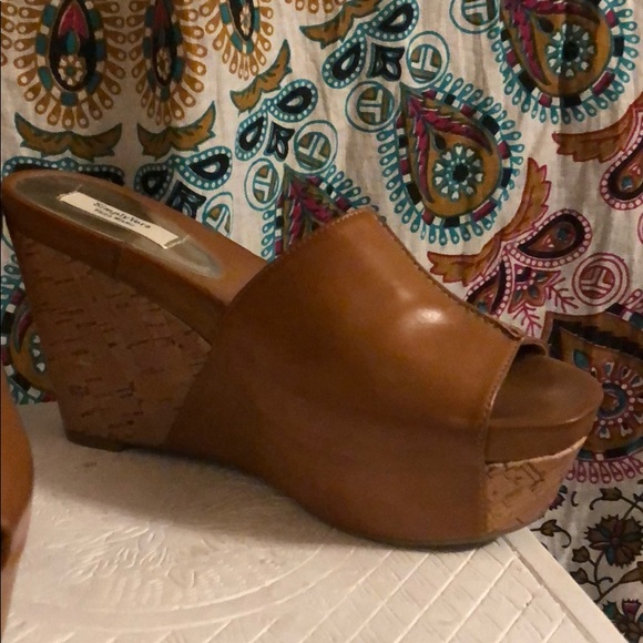 SoCalMag's tweet photo. So good I had to share! Check out all the items I'm loving on @Poshmarkapp #poshmark #fashion #style #shopmycloset #simplyveraverawang #michaelkors #jbrand: https://t.co/GOtbzkoBHh https://t.co/PgpRf7HLLv