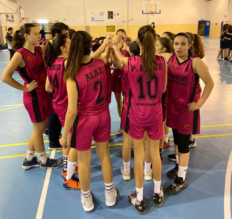 FemeniMaresme's tweet photo. Segona victoria de les jugadores de @julicliment aquest cap de setmana al pavelló de Llavaneres, amb resultat final #InfAFM 63 🆚 37 @sallereus. Enhorabona equip! https://t.co/iFiDVHFZEl