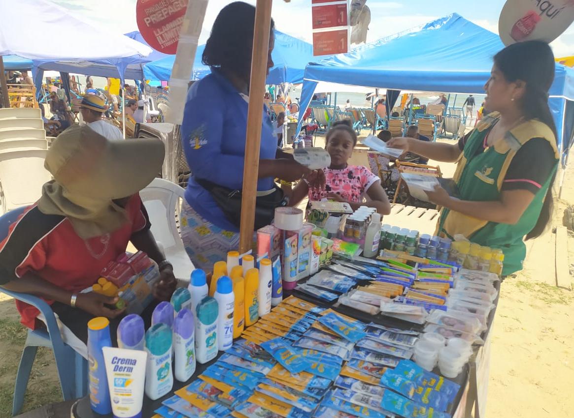DPS_LosRios's tweet photo. #Guayas | En el sector de la playa Humboldt, #MédicoDelBarrio reparte volantes sobre el #Coronavirus #COVID19 a turistas y comerciantes de #Playas, con el fin de concienciar a la población sobre la importancia y cuidado que se debe tener ante cuadros respiratorios leves o agudos. https://t.co/T3OuCOd23f