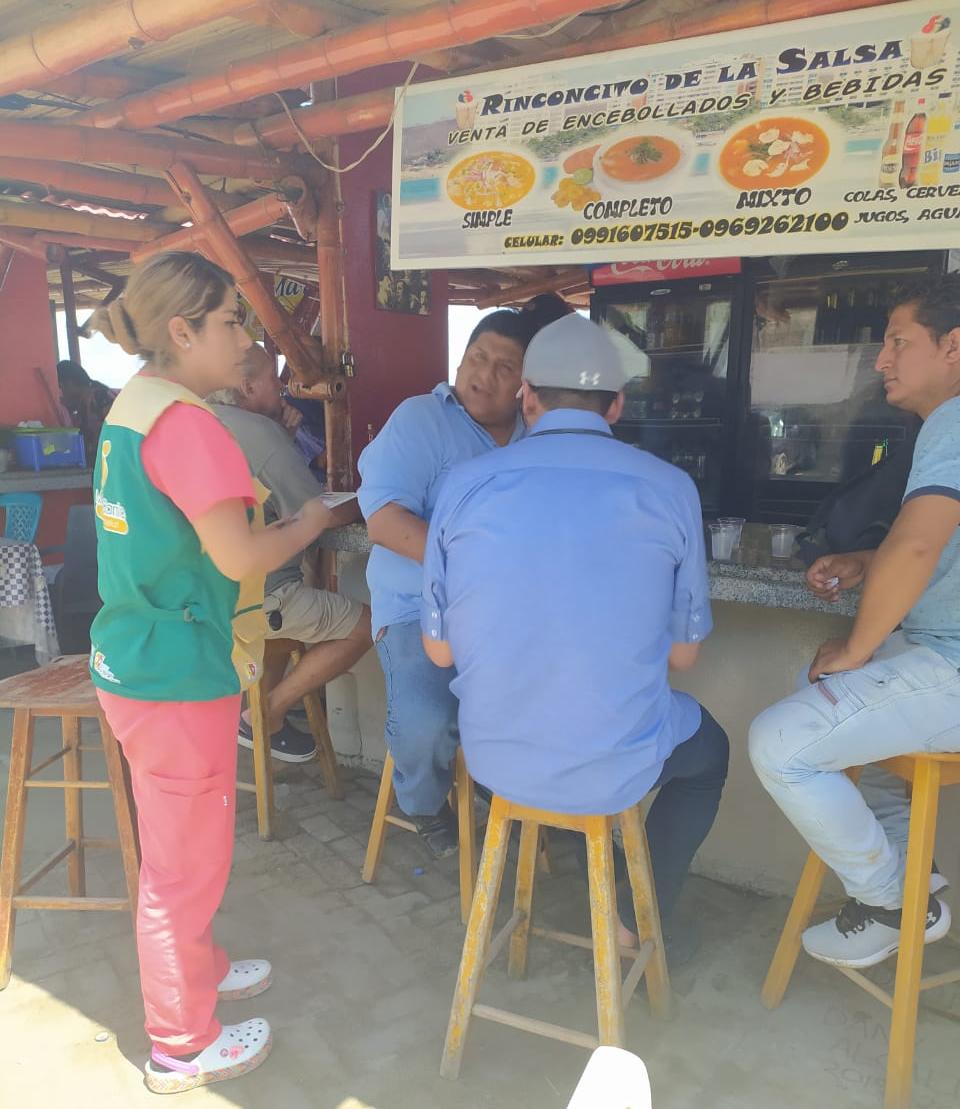 DPS_LosRios's tweet photo. #Guayas | En el sector de la playa Humboldt, #MédicoDelBarrio reparte volantes sobre el #Coronavirus #COVID19 a turistas y comerciantes de #Playas, con el fin de concienciar a la población sobre la importancia y cuidado que se debe tener ante cuadros respiratorios leves o agudos. https://t.co/T3OuCOd23f
