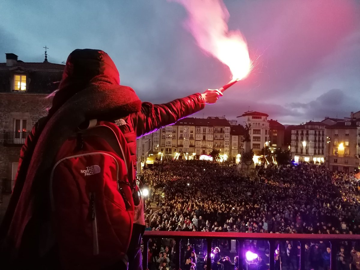 GasteizkoMF's tweet photo. ✊✊✊✊✊✊✊✊✊
AURTEN ERE BORROKAN GAITUZTE! GORA BORROKA FEMINISTA!

ANTOLAKUNTZA ETA AUTODEFENTSA FEMINISTA!

#AntolatuIndarrak #BatuBorrokaFeministara https://t.co/2kVpBb5JEo