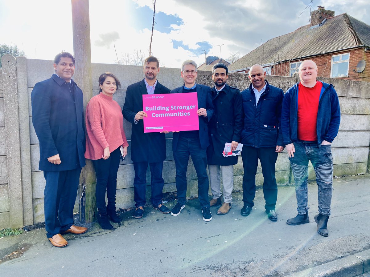 CllrMajid's tweet photo. Brilliant #LabourDoorstep session in Dudley with our @UKLabour #WMPCC candidate @SimonFoster4PCC and St Thomas Ward Councillors @ShaukatAli @shaneilamughal with @rizwan_jalil and many others #VoteLabour #VoteSimonFoster #VoteShaukatAli 🌹 https://t.co/NbGlouJMD7