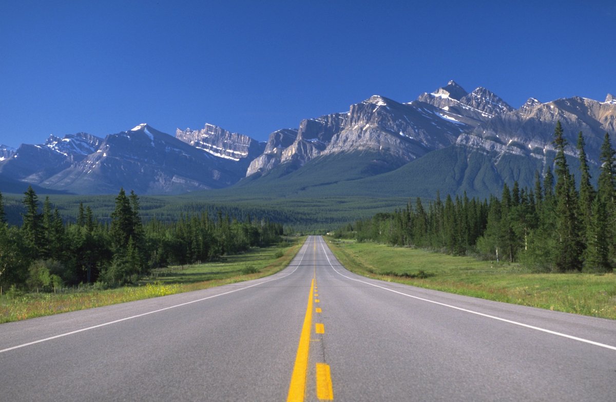 On the road in the majestic Rockies mountains. No matter the time of the year, Rockies are always spectacular!

#livetheadventure #discovercanadatours #rockies