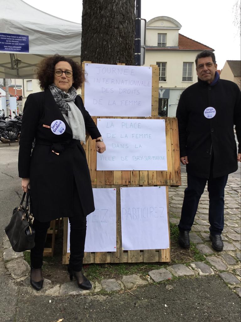 BryEnMarche's tweet photo. Quelle belle matinée!
✔️ 0 tract 0 papier
✔️ Notre questionnaire à retrouver sur https://t.co/XmrmrxVWKz sur la place des femmes à  #brysurmarne à plein régime 
✔️ La venue d'@EmmWargon secrétaire d'État à la transition écologique en soutien à  @godardserge 
🔴 on ne lâche rien🔴 https://t.co/vpqJ77udLF