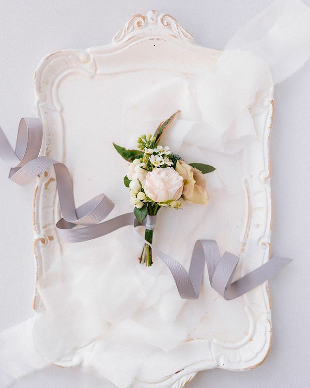 Simple details showing beauty.
Florals from @larosacaninafirenze 
Photo @gianlucaadovasio 
#boutonniere #flowers #beauty #exclusiveitalyweddings ift.tt/3aERWO0