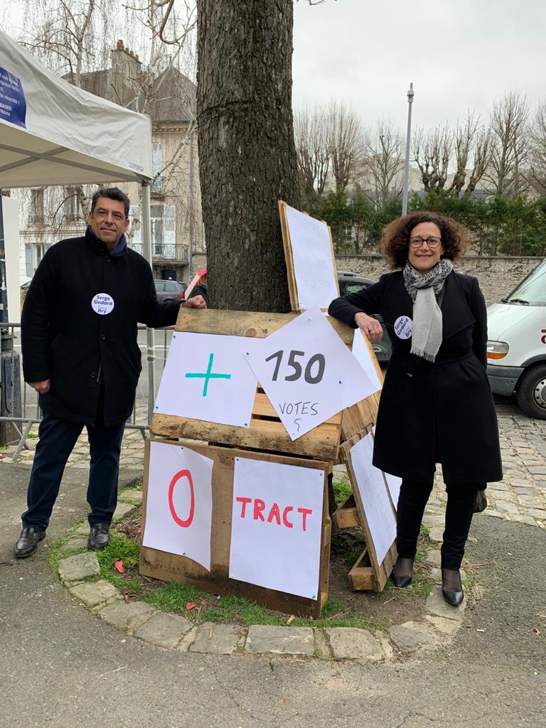 BryEnMarche's tweet photo. Quelle belle matinée!
✔️ 0 tract 0 papier
✔️ Notre questionnaire à retrouver sur https://t.co/XmrmrxVWKz sur la place des femmes à  #brysurmarne à plein régime 
✔️ La venue d'@EmmWargon secrétaire d'État à la transition écologique en soutien à  @godardserge 
🔴 on ne lâche rien🔴 https://t.co/vpqJ77udLF