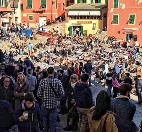 Risultato immagini per spiaggia affollata boccadasse