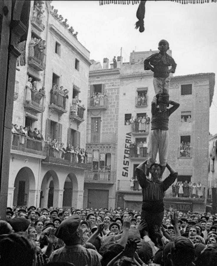 castelleres's tweet photo. Avui 8M s'han alçat molts pilars íntegrament de dones arreu del país. Recordem el primer pilar on hi participa una dona l'any 1935, Balbina Fabra. Gràcies a totes les dones que han obert el camí, valentes i pioneres que cal reconèixer i homenatjar. #castelleres https://t.co/rbJDzJt6iU