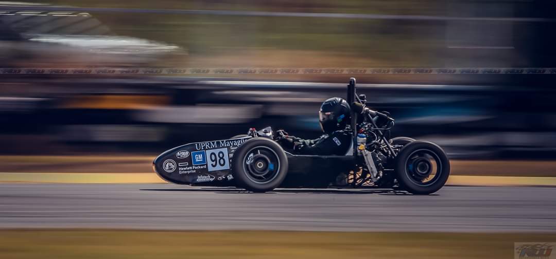 16AT16's tweet photo. No saben lo mucho que me emociona ver estos dos carros corriendo en Salinas. Muchas noches largas en el taller, colgaeras en exámenes y días libres comprometidos por la pasión que es pertenecer al equipo de Formula SAE mas cabrón de Puerto Rico.
#ComoCoco #FSAE https://t.co/Gb2AvVeaID