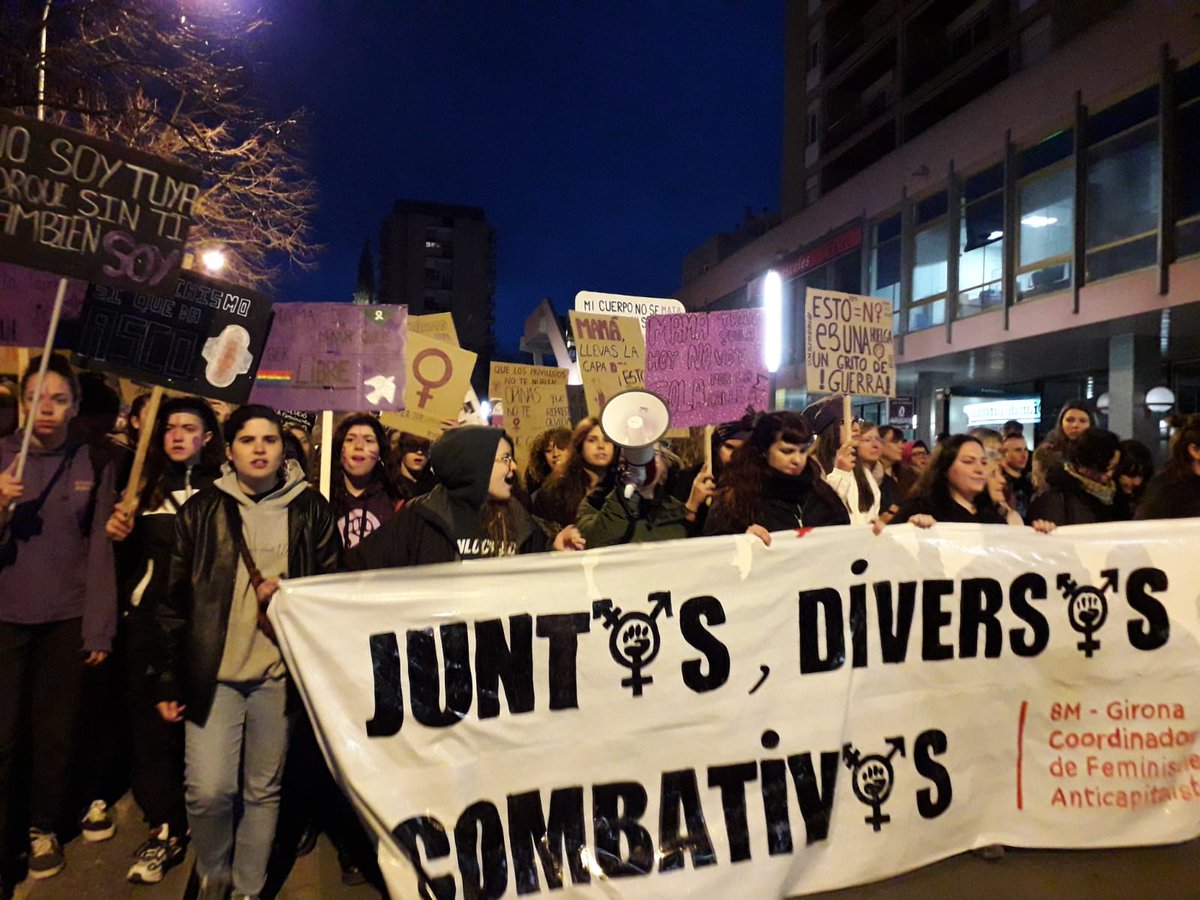 Multitudinària manifestació a Girona.

'Visca, visca, visca la lluita feminista!'

#VagaFeminista8M