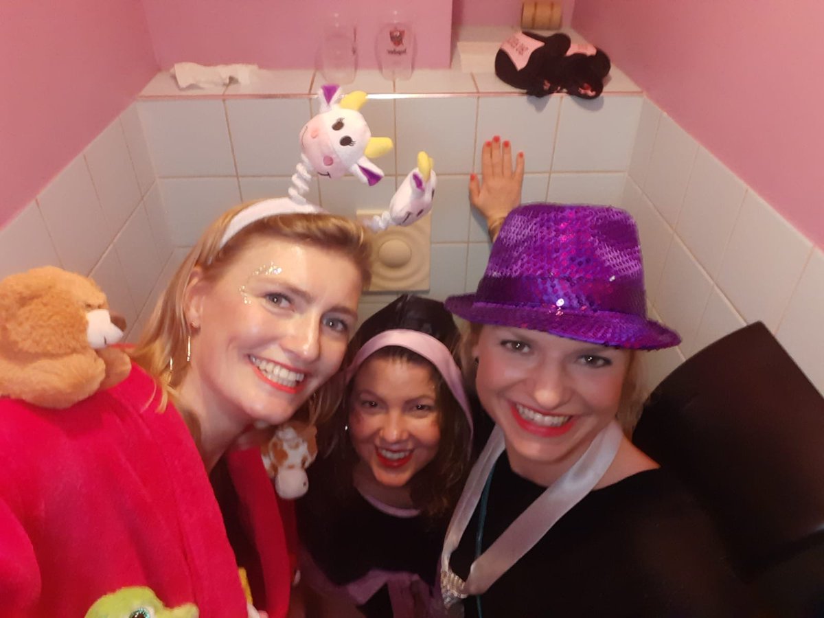 Nikita: "Ik wil niet ziek zijn en wil zo veel mogelijk feesten." 
Lees Nikita's column op: jongborstkanker.nl/columns/nikita…