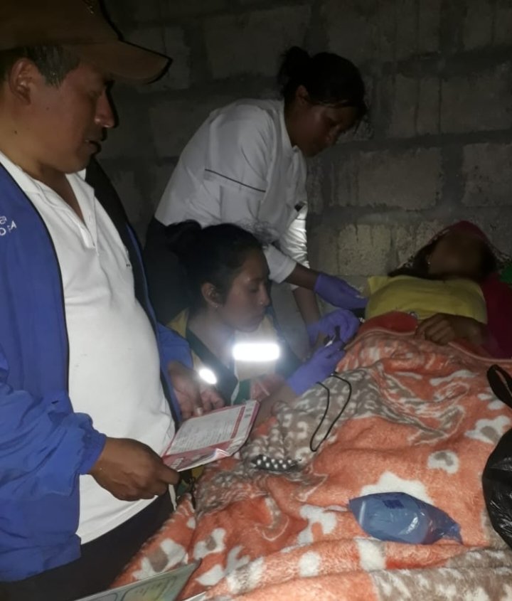 DPS_LosRios's tweet photo. En Candio, sector de difícil acceso de Simiatug #Bolívar, el #MédicoDelBarrio brinda atención oportuna a puérpera que presenta síntomas y signos de alarma. Se realiza traslado a Hospital Alfredo Noboa Montenegro, concluyendo su recuperación con la atención integral en salud. https://t.co/MvrzeDbVKW
