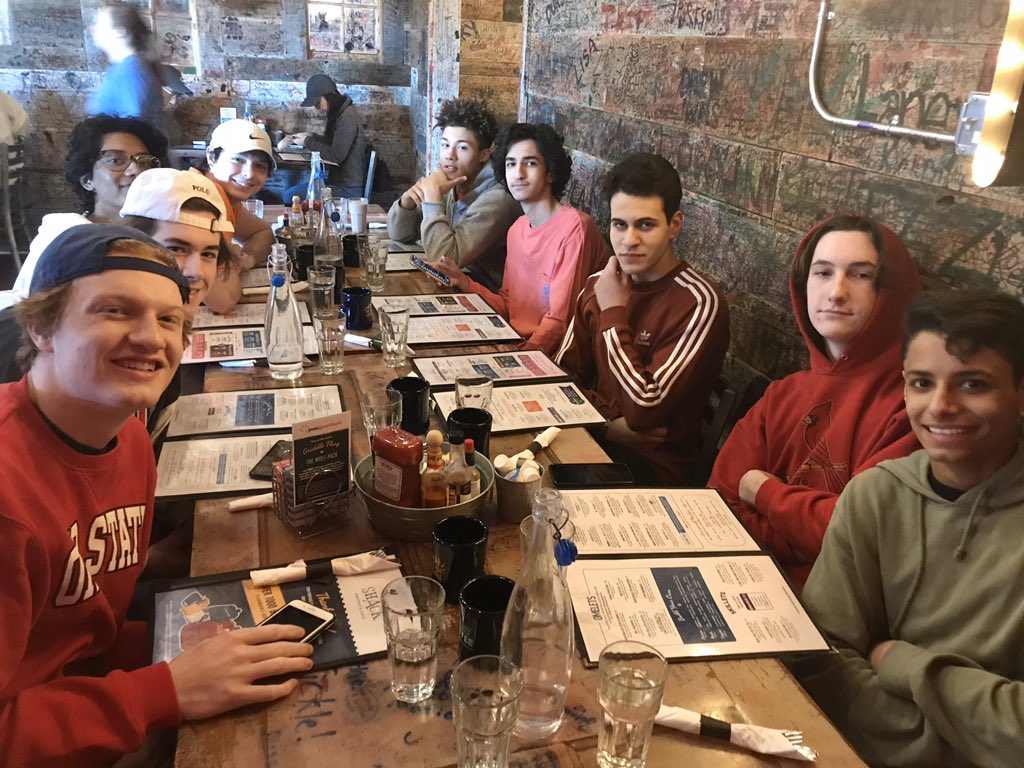 psouthhoops's tweet photo. PSouth Men’s Volleyball carb loading before a big Monday practice #gains #shack https://t.co/LbuAez4L31