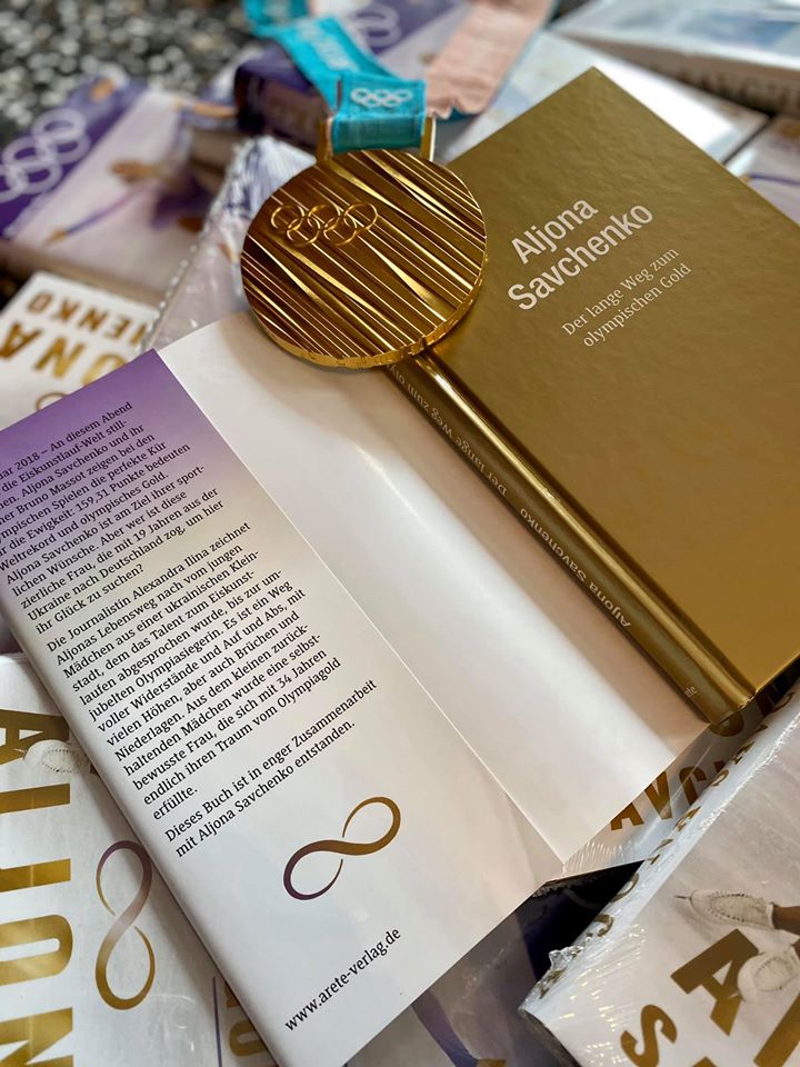 <a href="/aljona1984/">Aljona Savchenko</a> schickt uns diese Fotos von ihrem Bücher-Bad. Wenn das keine #buchmessevorort und kein besonderer #buchmoment ist! Manche Menschen sind eben auf Büchern gebettet!
#biography #neuerscheinung #NewRelease #eiskunstlauf #Olympics
