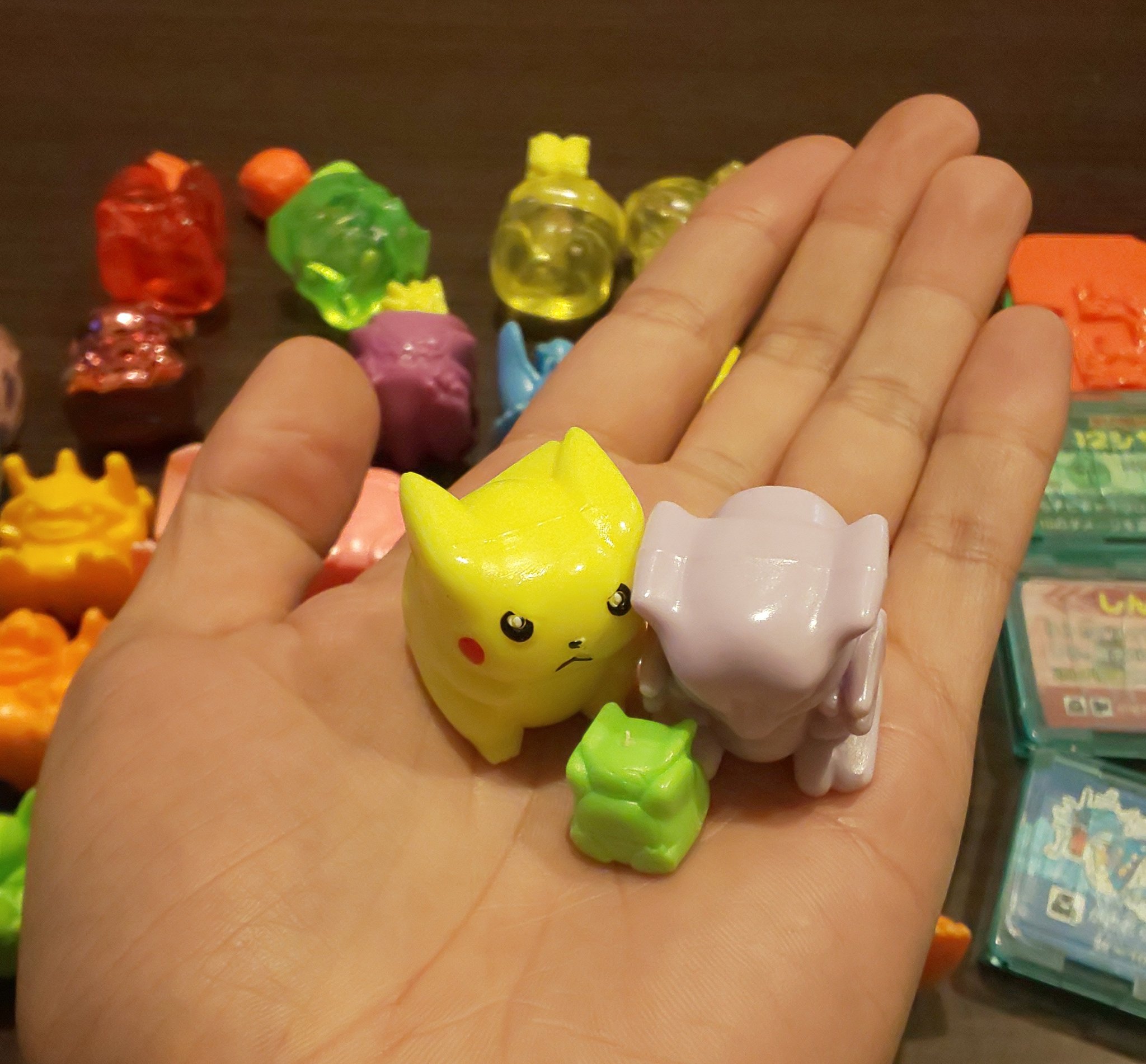 تويتر ホイップシュガー アイシングクッキーyoutuber على تويتر プラコロを知らない人 ポケモンのサイコロと属性マーク の描かれたダイス3個を振って技カードに記された分のマークでたら技成功と言う運ゲーよりのおもちゃ びっくりするほど流行らなかったけど