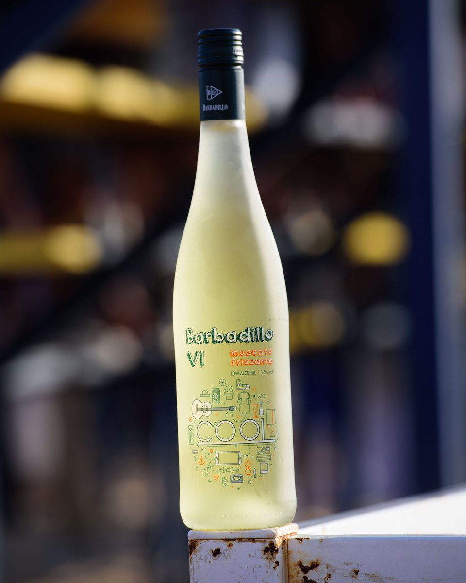 barbadillo's tweet photo. #BarbadilloVI es un #frizzante con solo 6° de alcohol, ya que su sistema de fermentación es interrumpido naturalmente cuando alcanza la graduación deseada. Esto mantiene intacto su color y su olor, convirtiéndolo en el acompañante perfecto para las comidas y cenas con amigos 👌 https://t.co/r5QOXqeNOp