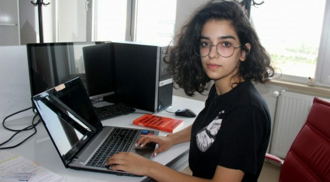 onderseren's tweet photo. 19 yaşındaki Elif Eda Güneş Yozgat’ta doğdu, köy okulunda okudu. Mars’a gönderilen keşif aracını tasarlayan şirketin yarışmasına proje gönderdi, yapay zeka geliştirdi. ��imdi köy köy gezip kız çocuklarına ilham oluyor. Alın size anasayfalara düşmesi gereken asıl rol model https://t.co/KKDtmeSrdR