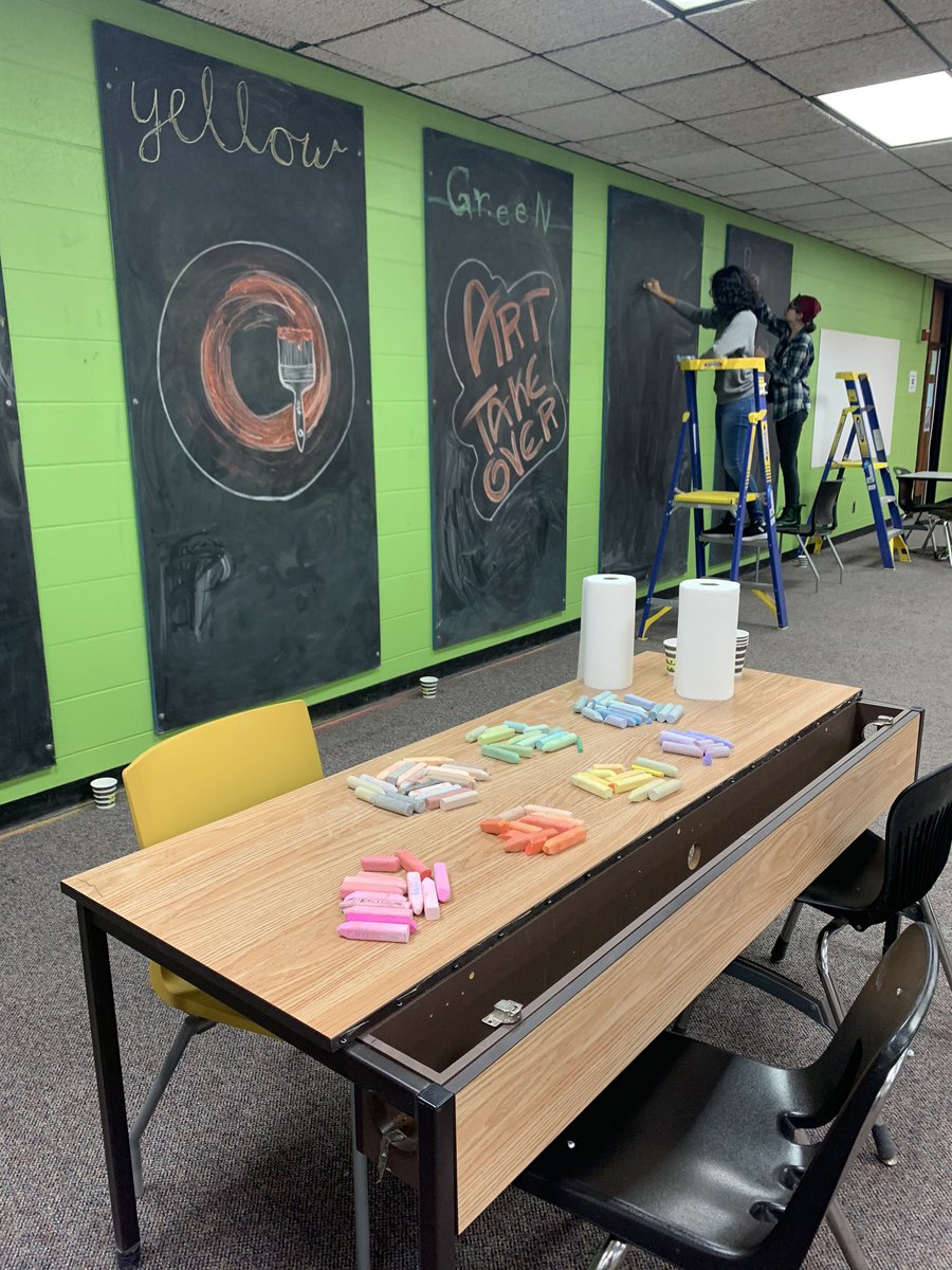 millsiemoore's tweet photo. Stopped by to see #UAarttakeover and @UACommunitySch set up for their event today! Rock painting, chalk art and mural painting &amp; lots of creative energy buzzing!  @UAEducationFdn #serveleadsucceed https://t.co/9ZhxhkpvpW