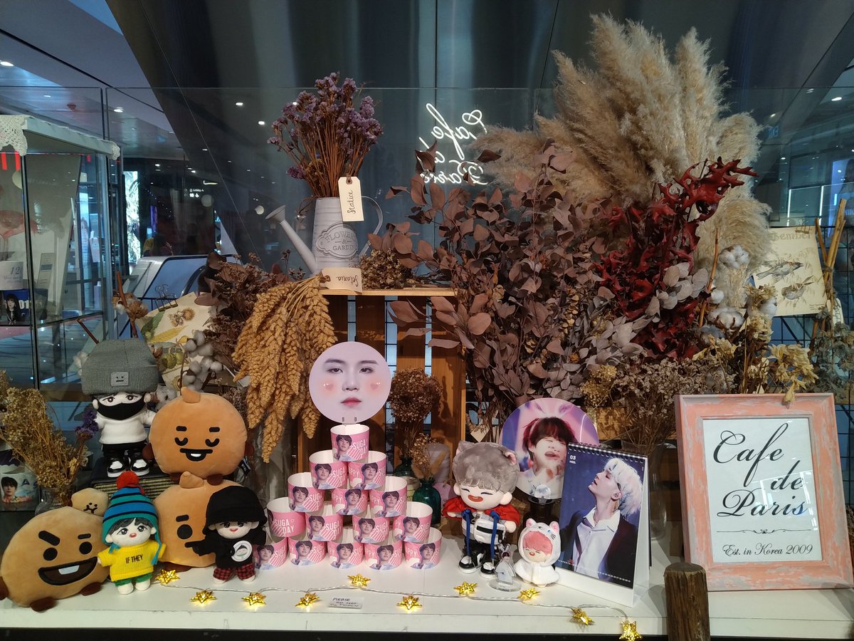 nunaforsuga's tweet photo. Thank you @SUGARUSHSG for putting together this pretty Yoongi cafe event 💜! Also, thank you for choosing me as one of the foamboard winners 😭 I will cherish this photo by @/dtownsonic_suga nim alot alot~~ https://t.co/MyCslekqCE