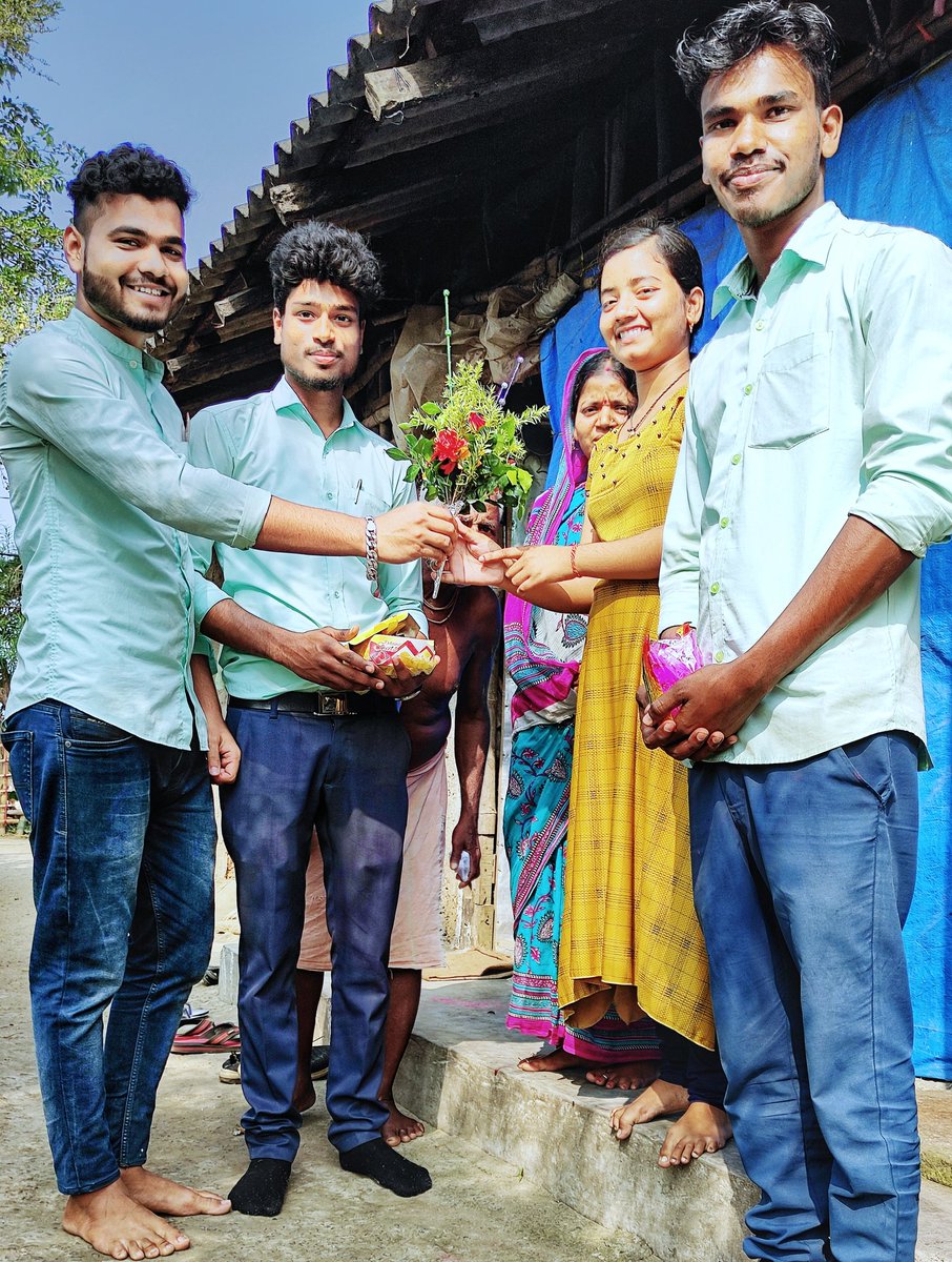 ManojSahooMantu's tweet photo. ଗତବର୍ଷ #CHSE +୨ବିଜ୍ଞାନ ପରୀକ୍ଷାରେ ଭଦ୍ରକରୁ ସର୍ବାଧିକ ମାର୍କ ରଖି #ଟପ୍ପର ଭାବେ ଉତ୍ତୀର୍ଣ୍ଣ ହୋଇଥିଲେ #ଶର୍ମିଷ୍ଠା ,ମାତ୍ର ଉଚ୍ଚଶିକ୍ଷା ପାଇଁ ଅର୍ଥ ସାଜିଥିଲା ବାଧକ।ଖବର ପାଇ, ସୋସିଆଲ ମିଡିଆରେ ବନ୍ଧୁ ମାନଙ୍କୁ ସହାୟତା ପାଇଁ ଜଣାଇଥିଲୁ, ସଭିଙ୍କ ସହଯୋଗରେ ମିଳିଥିବା #ଅନୁଦାନ_ରାଶିକୁ ଶର୍ମିଷ୍ଠାଙ୍କୁ ଦେବାସହ ସମ୍ବର୍ଦ୍ଧିତ କଲୁ। https://t.co/S1V9csKJDa