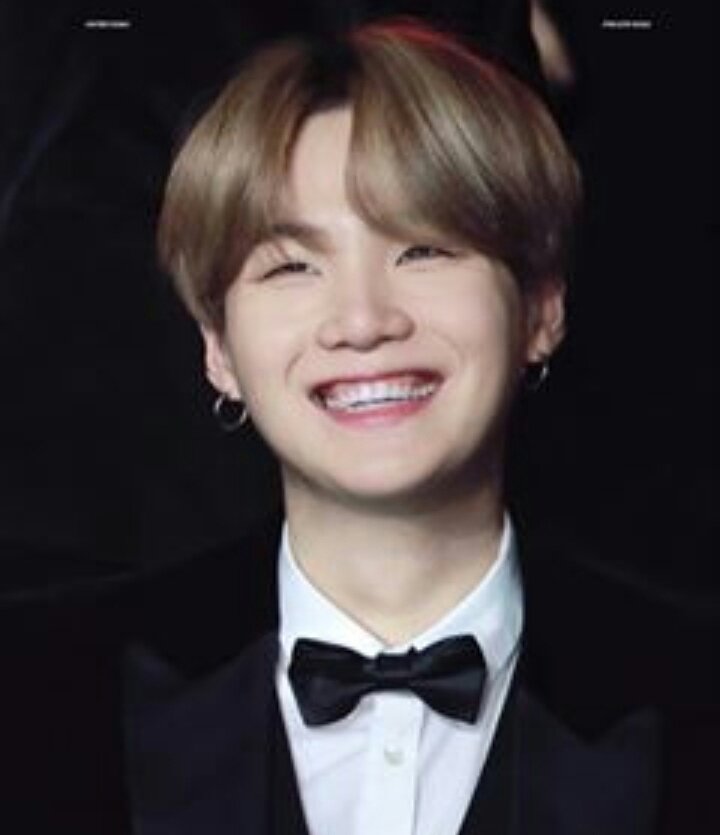 Awaeelis's tweet photo. Eu nunca achei que me entregaria tão fácil a alguém como a você, quando parei pra perceber eu já estava sorrindo pelos quantos e você era um dos motivos♡
#SUGADAY
#HappyBirthdayYoongi 
@BTS_twt https://t.co/IzW2jpKYq0