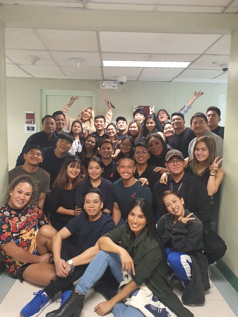 vicegandako's tweet photo. Mahal na mahal ko kayo!!!! Maraming salamat!!! #GandangGabiVice https://t.co/39XfQMRyrx