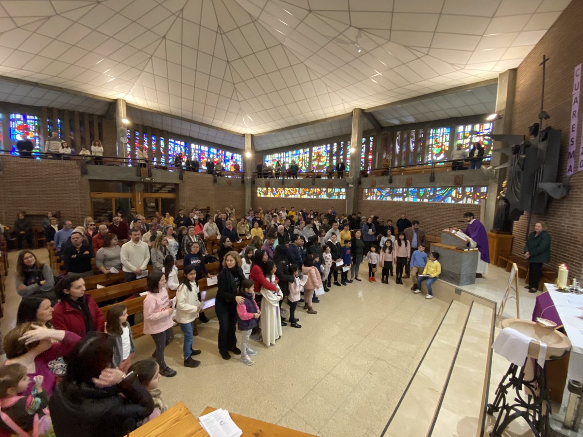 amigossangerar's tweet photo. Hoy han recibido la Palabra de Dios los niños y niñas de primer año de Comunión. Que tú Palabra sea luz para el sendero! @parroquiaSG @RedentoristasES @damianmariavoz https://t.co/jtAjHdr4CU