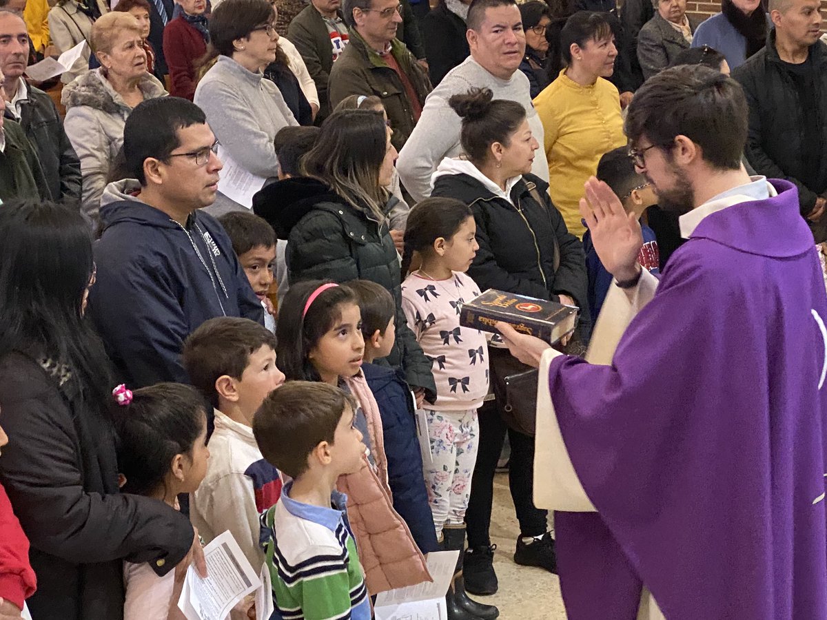 amigossangerar's tweet photo. Hoy han recibido la Palabra de Dios los niños y niñas de primer año de Comunión. Que tú Palabra sea luz para el sendero! @parroquiaSG @RedentoristasES @damianmariavoz https://t.co/jtAjHdr4CU