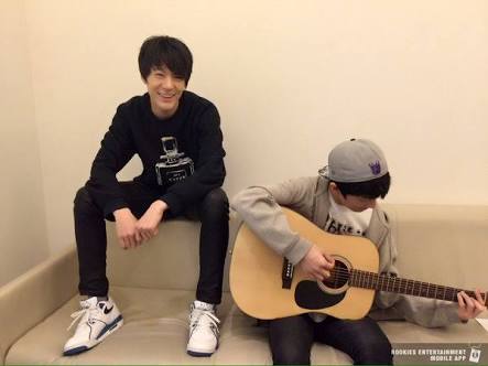 g_eneglaer's tweet photo. ช่วงนี้จีซองบอกเล่นกีตาร์อยู่ แล้วจะมาโชว์ให้ดูตั้งตารอด้วยนะครับ คือได้พี่เจโน่สอนให้แหงเลย แงงงงงง บอยๆหล่อๆเล่นกีต้าร์ครับ ;-; https://t.co/7AAcuHA7rp