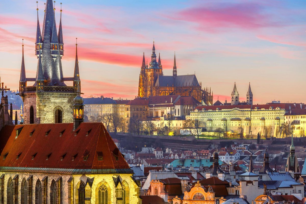 SevenDaysPrague's tweet photo. Magic spot of Prague Castle and Old Town...😍😍Have a nice sunday! #prague #local #oldtown #praguecastle https://t.co/Tbbb8jAOfX