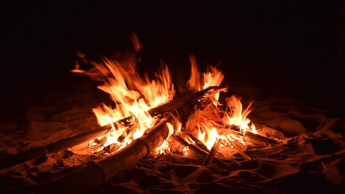 ShoGelo's tweet photo. Obligatory bonfire shot because we were at the beach https://t.co/U7BBPjFAqj