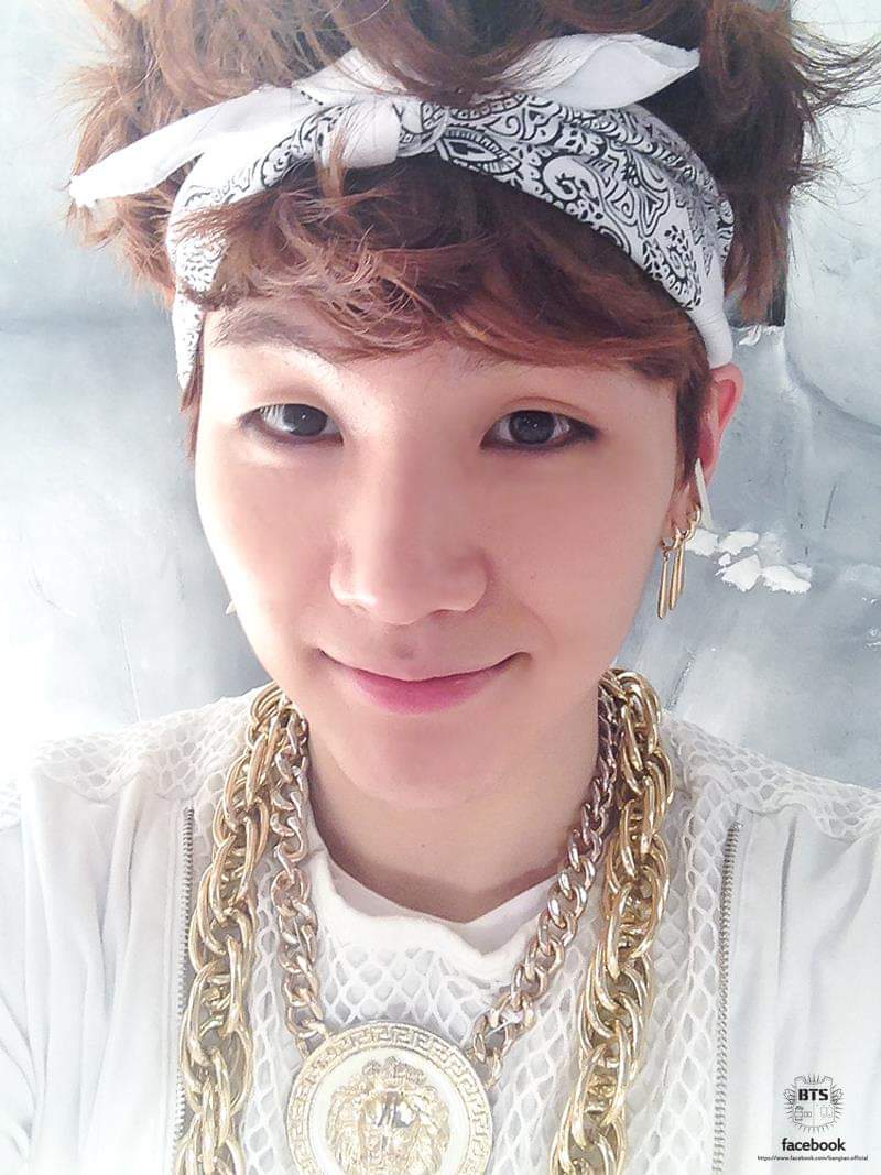 lestari606's tweet photo. Happy BIRTHDAY SUGA. DAEGU BOY Ilove you 😘😘💕💕
#SugaDay
#HappyBirthdayYoongi 
#AyoSUGA
#GeniusYoongiDay
#YoongiYouShineSoBright
#ShiningDayOfMinPD
#YoongiOurStartAndEnd
#민피디_생일축하해
#해피_민슈가_데이
#BTS @BTS_twt https://t.co/OqRIQiVTQ0 https://t.co/B53An1LHlE