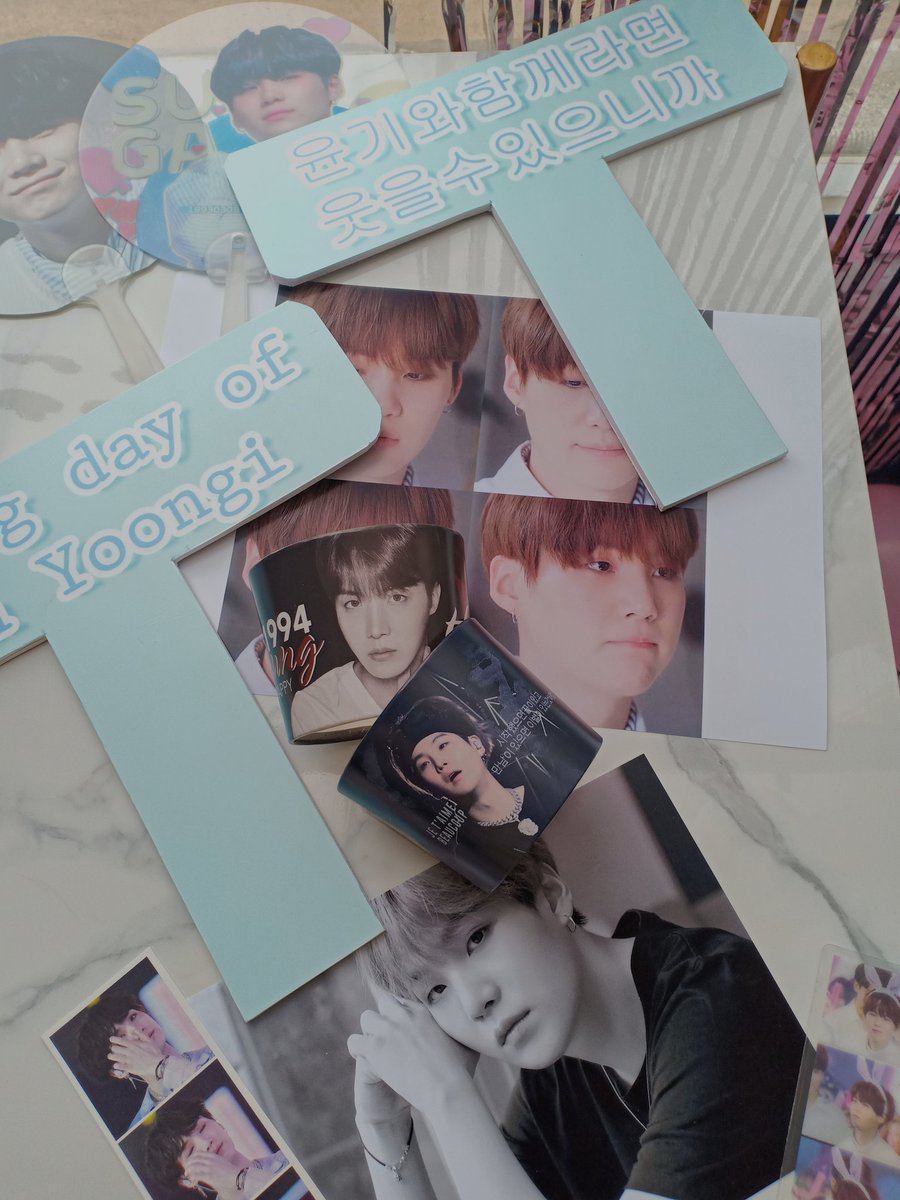 HongOan40494808's tweet photo. Kỉ niệm một ngày đi 8 cái sự kiện, đuối mà vui 😝❤️💜

#HappyBirthdayYoongi 
#HappySUGAday https://t.co/f2TYHLS3K9