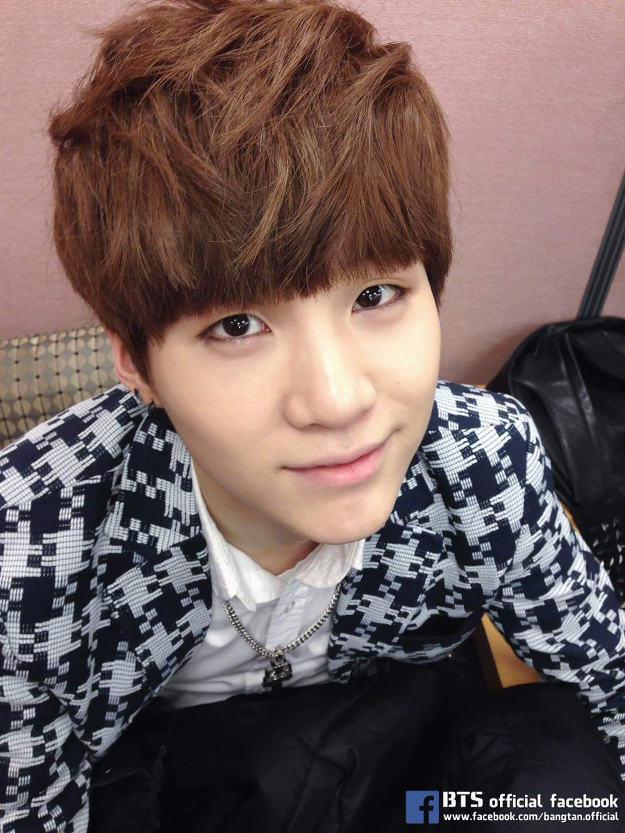 lestari606's tweet photo. Happy BIRTHDAY SUGA. DAEGU BOY Ilove you 😘😘💕💕
#SugaDay
#HappyBirthdayYoongi 
#AyoSUGA
#GeniusYoongiDay
#YoongiYouShineSoBright
#ShiningDayOfMinPD
#YoongiOurStartAndEnd
#민피디_생일축하해
#해피_민슈가_데이
#BTS @BTS_twt https://t.co/OqRIQiVTQ0 https://t.co/B53An1LHlE