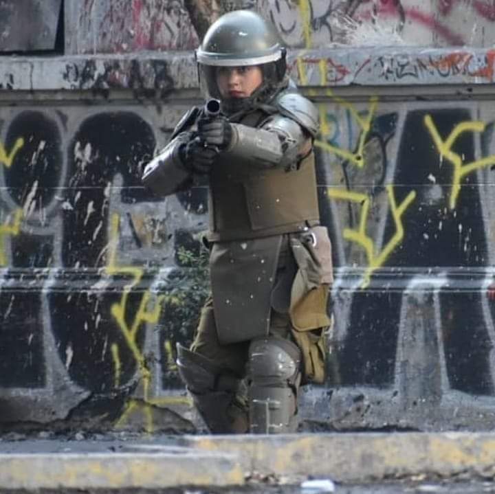 #DiaInternacionaldelaMujerTrabajadora
"Ella es Javiera Steffanía Águila Avello, una asesina que dispara directo al rostro de los manifestantes con la intención de dañar... Si no hay justicia, hay funa!!"