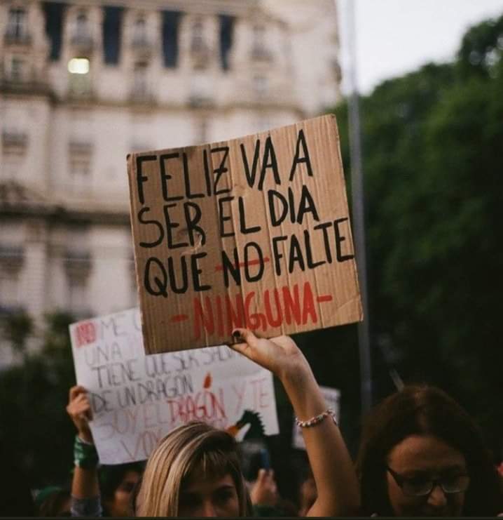 MaureenBiPolitk's tweet photo. Feliz el día que no haya muertas de Juárez
Feliz el día en que no te digan puta por salir de noche o vestirte "inapropiadamente"
Feliz el día en que no digan : es que a esa hora ¿cómo andas sola?
Feliz el día en que nuestra lucha deje de ser arribismo político. https://t.co/2H59CeFNYb
