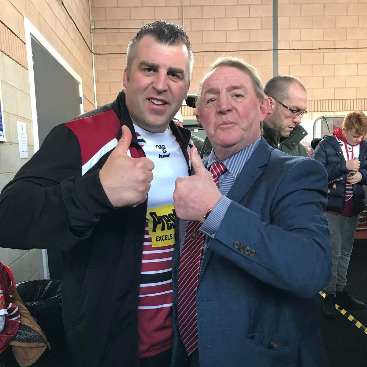 Andy Gregory showng his support today for @WiganWarriorsRL 🍒⚪ 👍

#Thumbsupforkebsi13
#MND
#rugbylegend 
#Kebsi13 
@ElbraRangers
@CarlCumbria2017 👍