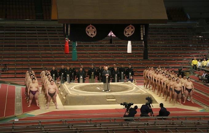 Johnny_suputama's tweet image. 2020 is weird. Surreal scene in Osaka today as Japan’s first ever closed-door sumo tournament kicks off: sankei.com/smp/photo/stor…