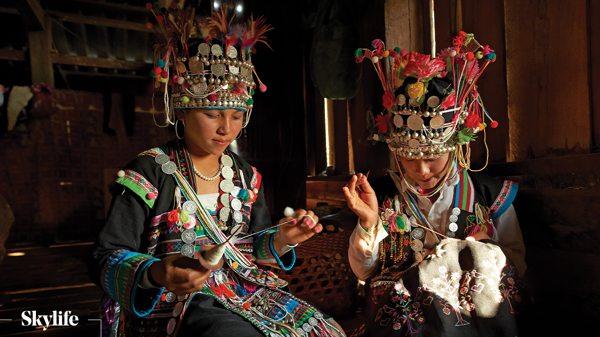 Akha women, who lead a simple and traditional life in mountainous areas, sew their clothes by themselves. Spinning, weaving and tailoring are among the jobs that the community is particularly skilled at. #InternationalWomensDay