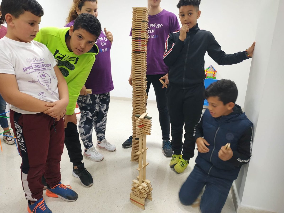 Yolandasolero's tweet photo. Dan Almeria Poniente empezaba la#semanasocialcaixabank “Aprendiendo Jugando”con #afim21 y niños de la #asociacionitacaalmeria . Gracias por ser #voluntarioslacaixa . Persona a persona#caixabank #fundlacaixa https://t.co/9NjBi5ZDLy
