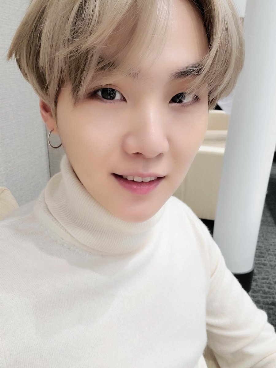 lestari606's tweet photo. Happy BIRTHDAY SUGA. DAEGU BOY Ilove you 😘😘💕💕
#SugaDay
#HappyBirthdayYoongi 
#AyoSUGA
#GeniusYoongiDay
#YoongiYouShineSoBright
#ShiningDayOfMinPD
#YoongiOurStartAndEnd
#민피디_생일축하해
#해피_민슈가_데이
#BTS @BTS_twt https://t.co/OqRIQiVTQ0 https://t.co/B53An1LHlE