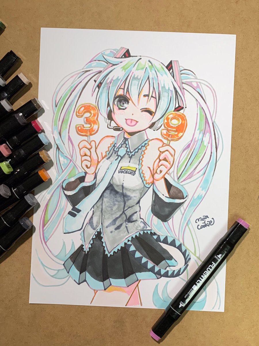 初音ミク「ダイソーのアルコールマーカーだけで初音ミクさんを描きました!39キャンディでウイ」|もじゃクッキーのイラスト