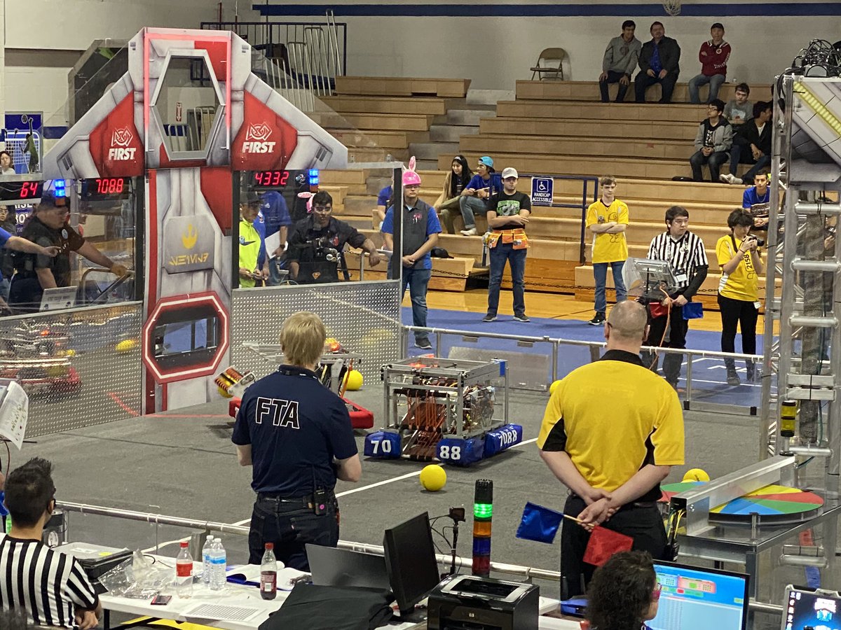 SetTechBulldogs's tweet photo. Second day of qualifiers! Playing some great defense. Go Robodogs!! https://t.co/zbNo5IxwL8