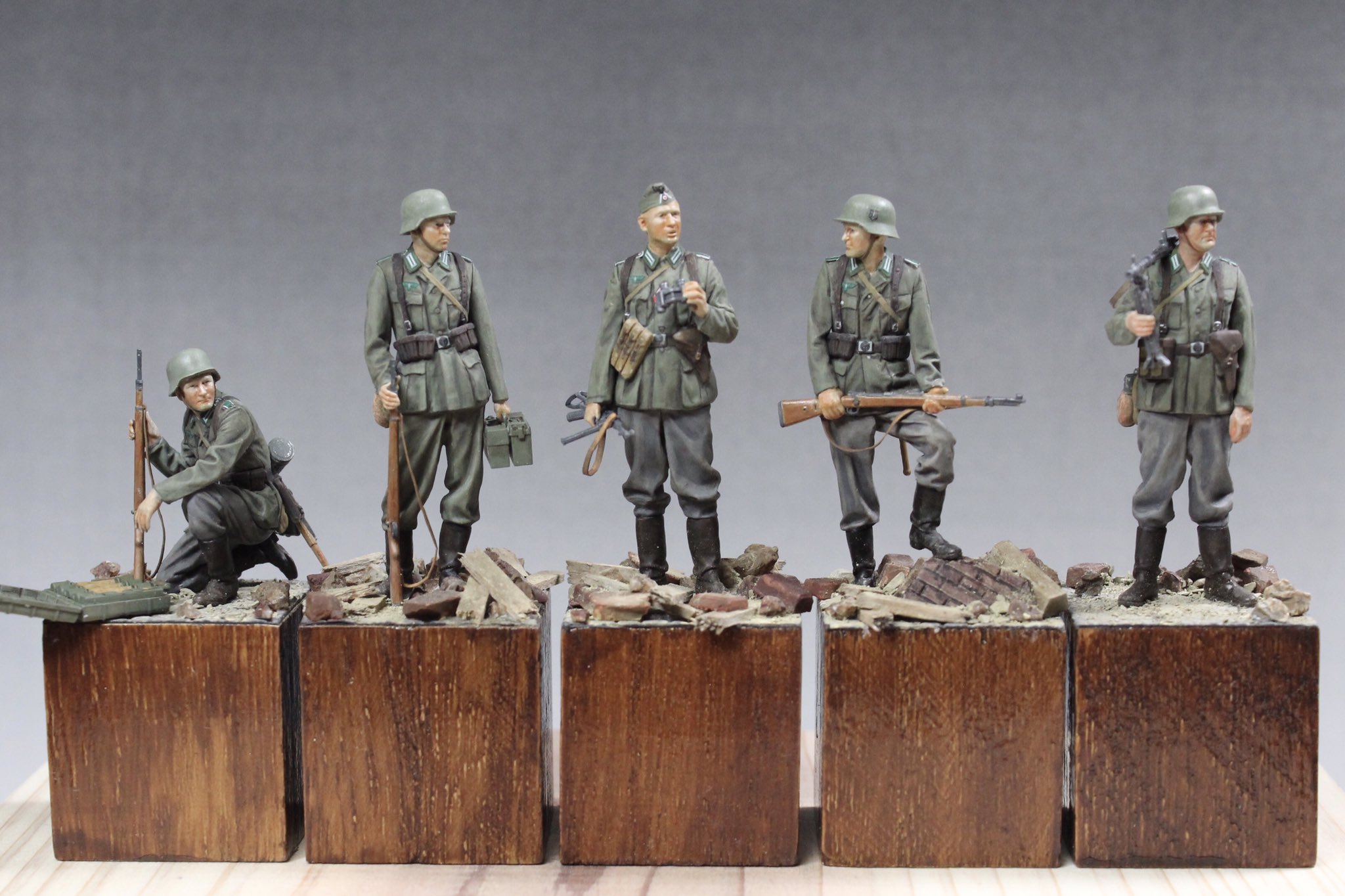 ひげおやじ 模型戦車道 タミヤ 1 35ドイツ歩兵セット 大戦中期 完成しました フィギュアだけでも飽きずに眺められる様コンパクトなビネットに仕立てました たかが1 35フィギュアですがドイツ歩兵は作りがいがありました T Co Bk7hmcm7rk