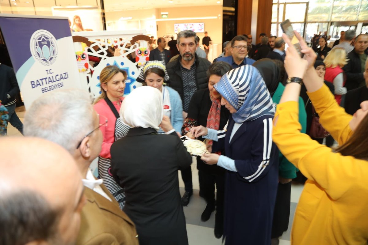 ibrahim_aygn's tweet photo. Ak Parti MKYK Üyesi ve Malatya Milletvekili Sn. @oznurcalik , @battalgazibeltr Başkanı Sn. @osmangudertr ve Ak Parti Battalgazi İlçe Başkanı Sn. @basrikahveci ile birlikte Malatya Park AVM’de Dünya Kadınlar Günü Standını ziyaret ettik. 

@millibeka @muratsahin2023 @ibrahim_aygn https://t.co/PQ3z5BQulC